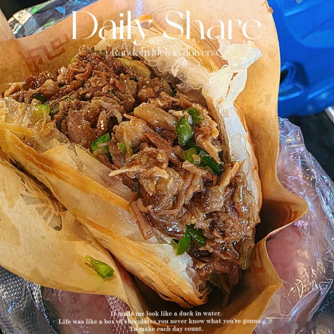 肉，我所欲也：菜，亦我所欲也。那么，加了青椒的肉夹馍，一口满足。亳州·满足