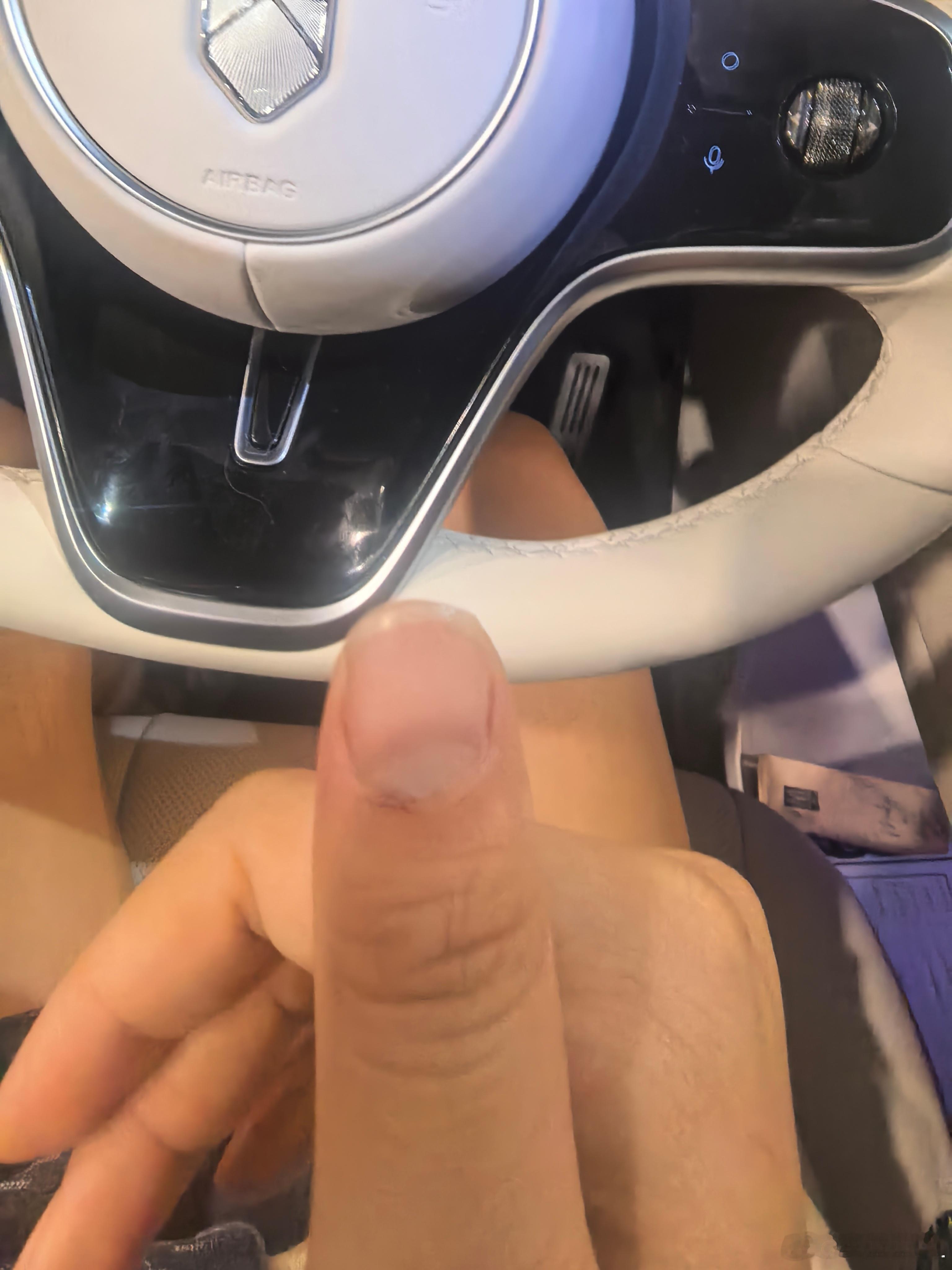 第一次打开智界R7的前备箱，就被夹了手，痛死我了。。想问我是不是第一个R7被前备