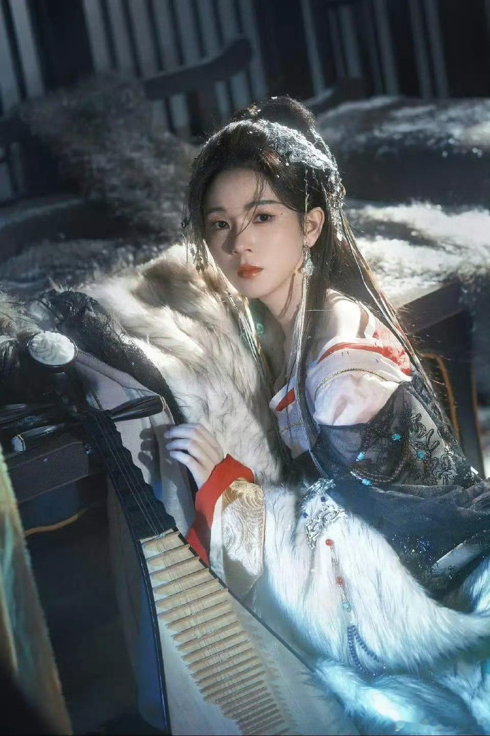 刘亦菲陈瑶双虞姬论经典还得是刘亦菲的虞姬，不过陈瑶这次的逆水寒虞姬扮相也挺美的