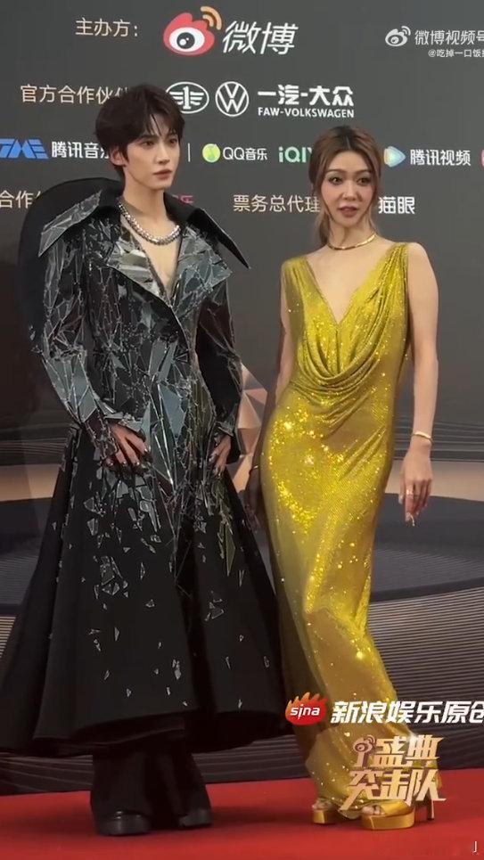 薛凯琪刘宇对我眼睛很好谁不为刘宇和薛凯琪今晚的造型心动啊！刘宇“镜子”高定