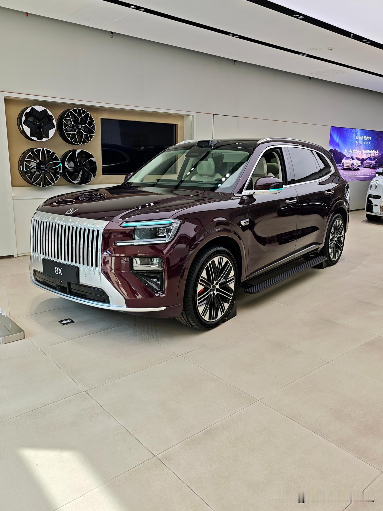 在问界M9所向无敌的时候，万万没想到极氪8X杀了出来，极氪的产品经理挺强的呀。