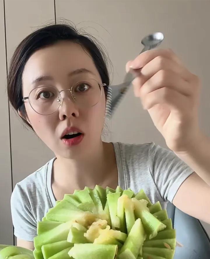 田静下午直播，宣布明天有事不直播！今天很奇怪，都快下播了，直播间才几十个人，非