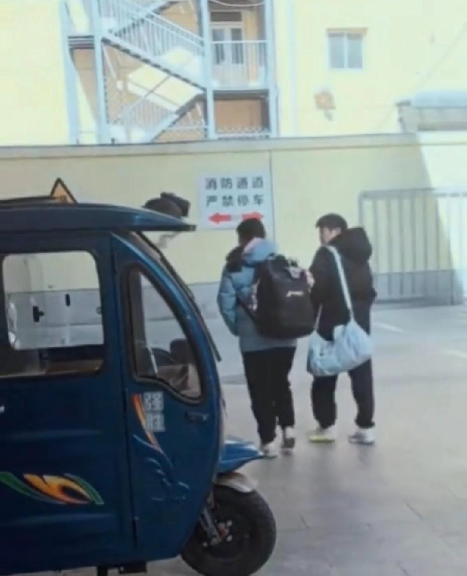 3月6日，鲜活的莎莎呀！莎莎上训为重庆冠军赛做准备了！看到佳佳陪在莎莎身边，就会