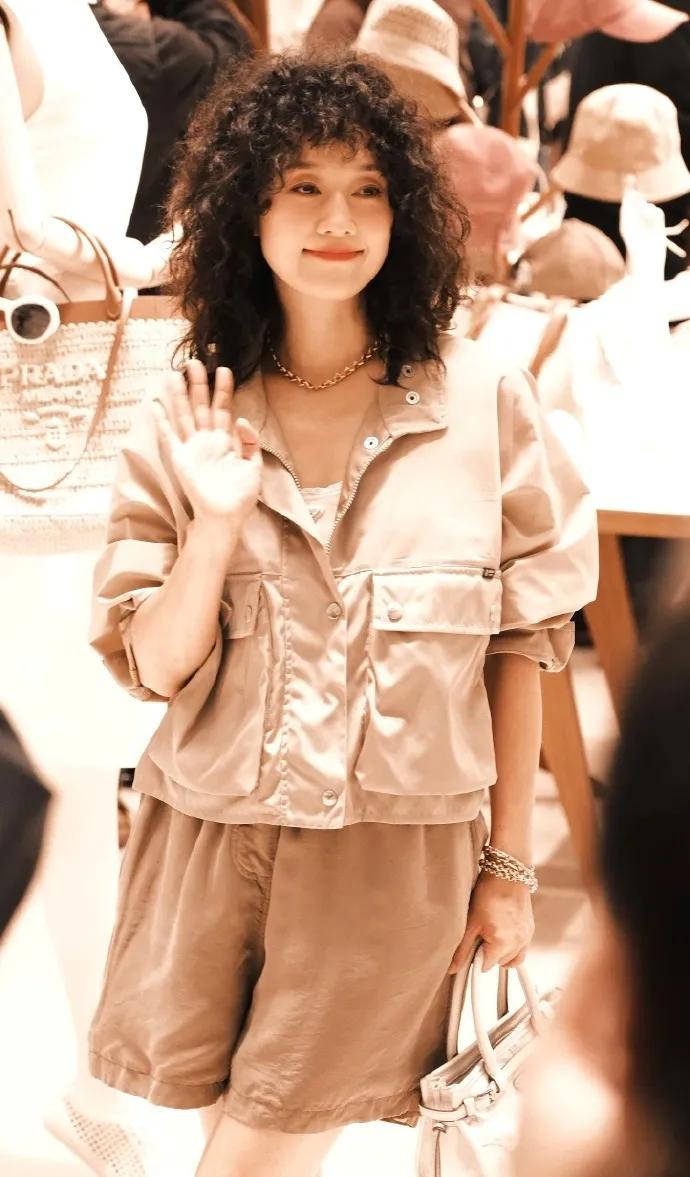 49岁马伊琍新造型太惊艳了！🔥羊毛卷短发+卡其色夹克短裤，直接大变样，高级感