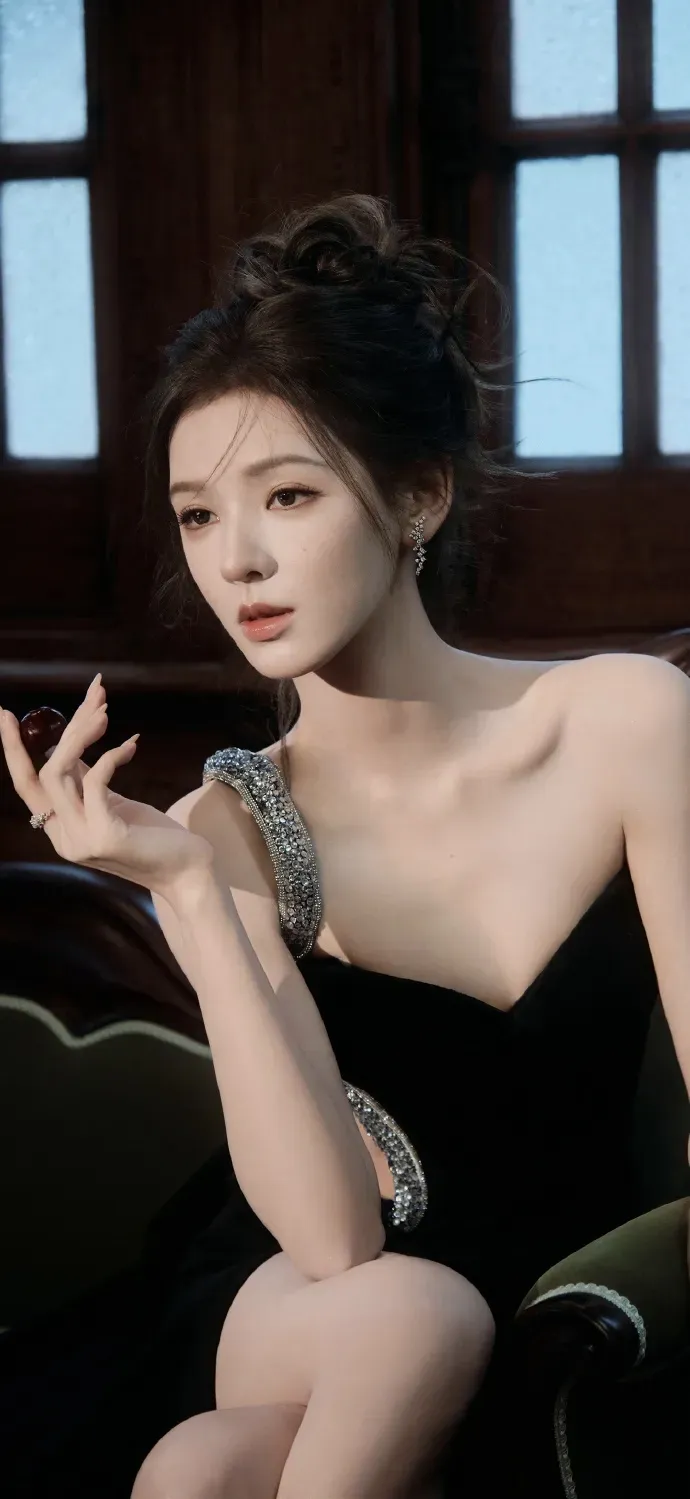 张予曦高清美照分享｜优雅黑裙，复古氛围，迷人眼眸，复古风情