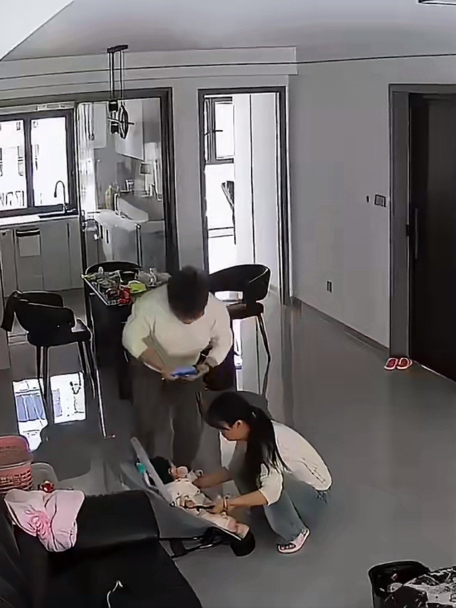 婴儿倒挂近1分钟爸爸全程玩手机果然没有危险的时候，爸爸就是最大的危险。孩子倒挂一