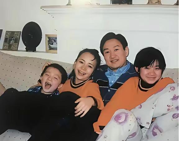 1999年。一张合影。四个人。左边是宋丹丹的亲儿子巴图，胖乎乎的脸，笑得没