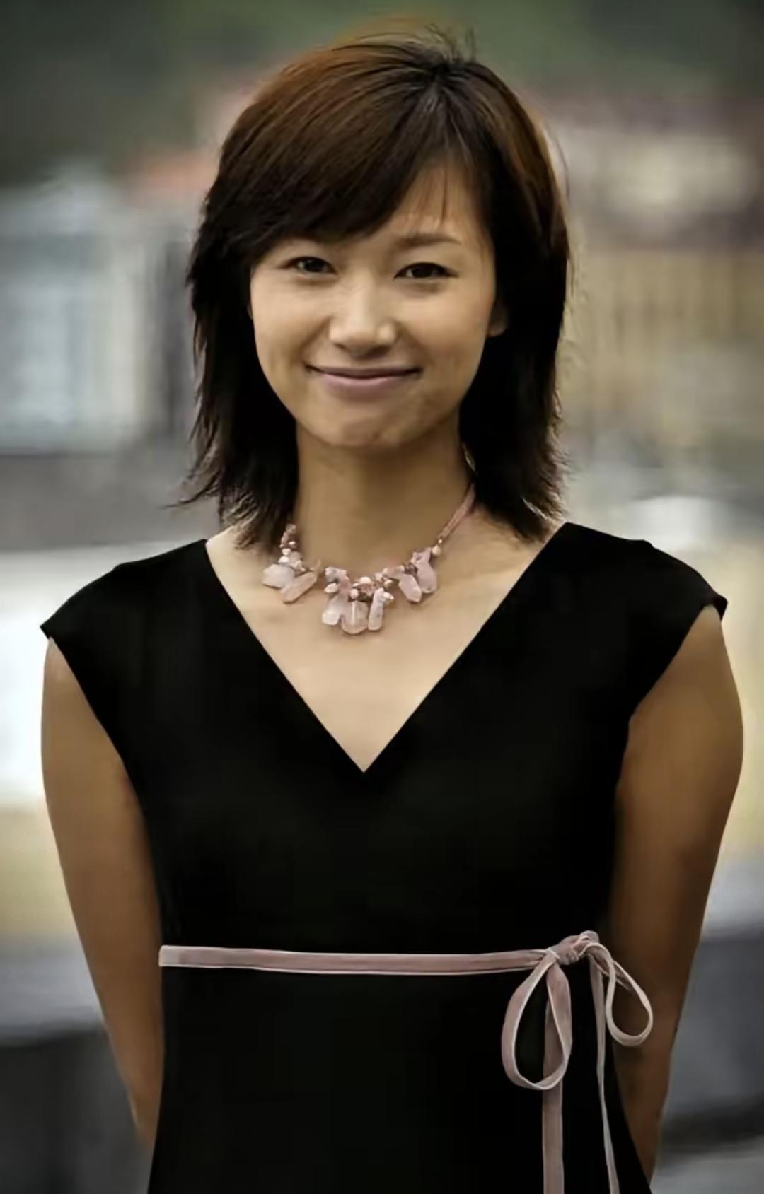 徐静蕾在洛杉矶住着带泳池的房子，黄立行修灯泡她练字，不结婚也不生孩子。这事其实