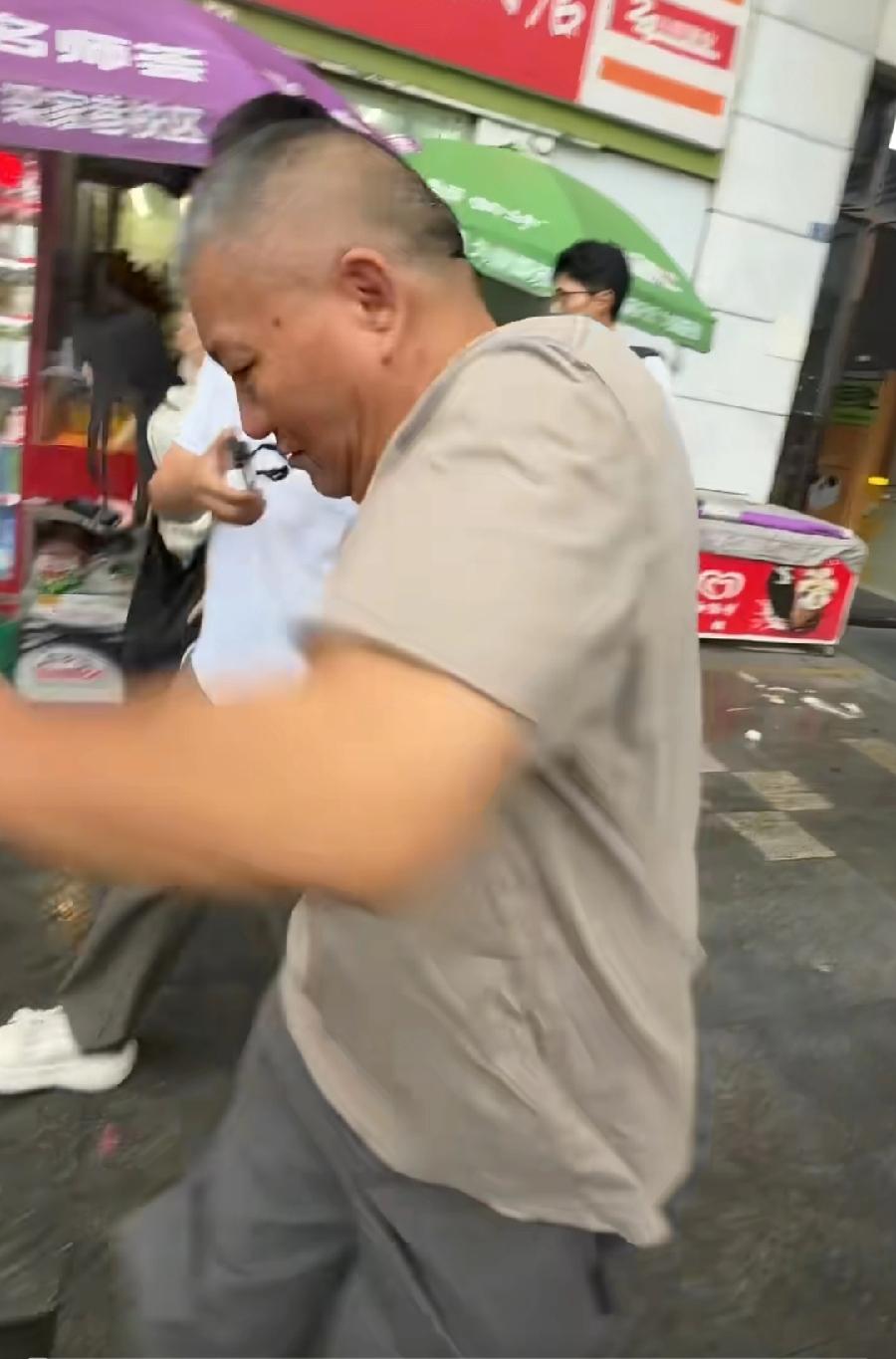 梁实，高考第一场出门不利！差点滑摔倒！考点与去年一样成都八中，走到附近店铺门口，