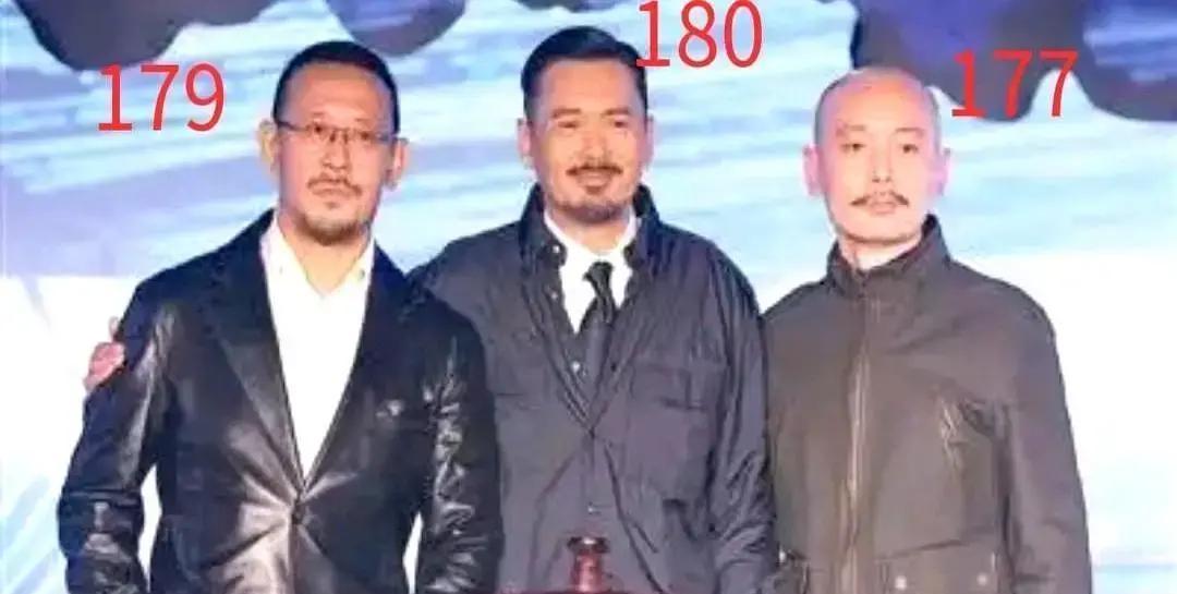 一张合影，周润发几十年的“高大”人设，瞬间被姜文碾碎。舆论炸了。键盘侠的卷尺