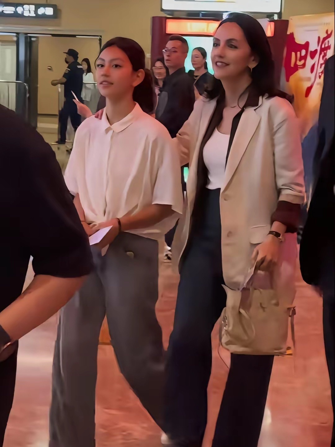 刘烨女儿比小时好看，打扮朴素，是学生的样子！不像李湘把女儿包装成贵妇人模样！