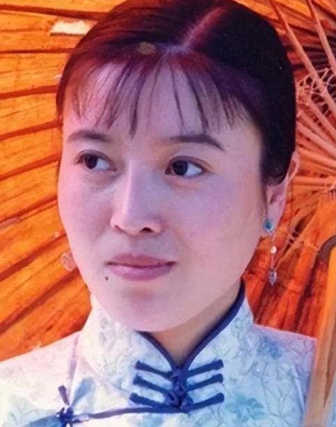 年轻时没管好下半身，如今为此付出代价，国家一级演员，却在千人大礼堂下含泪自责、哭