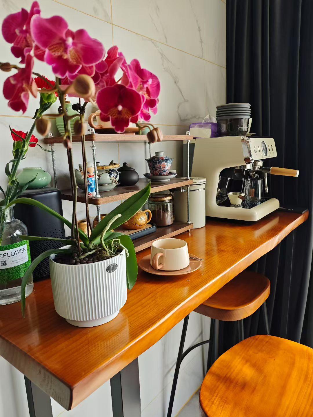 这是我每天最钟情的所在——家里的咖啡台。我能整日在此逗留，无需讨好他人，不必应