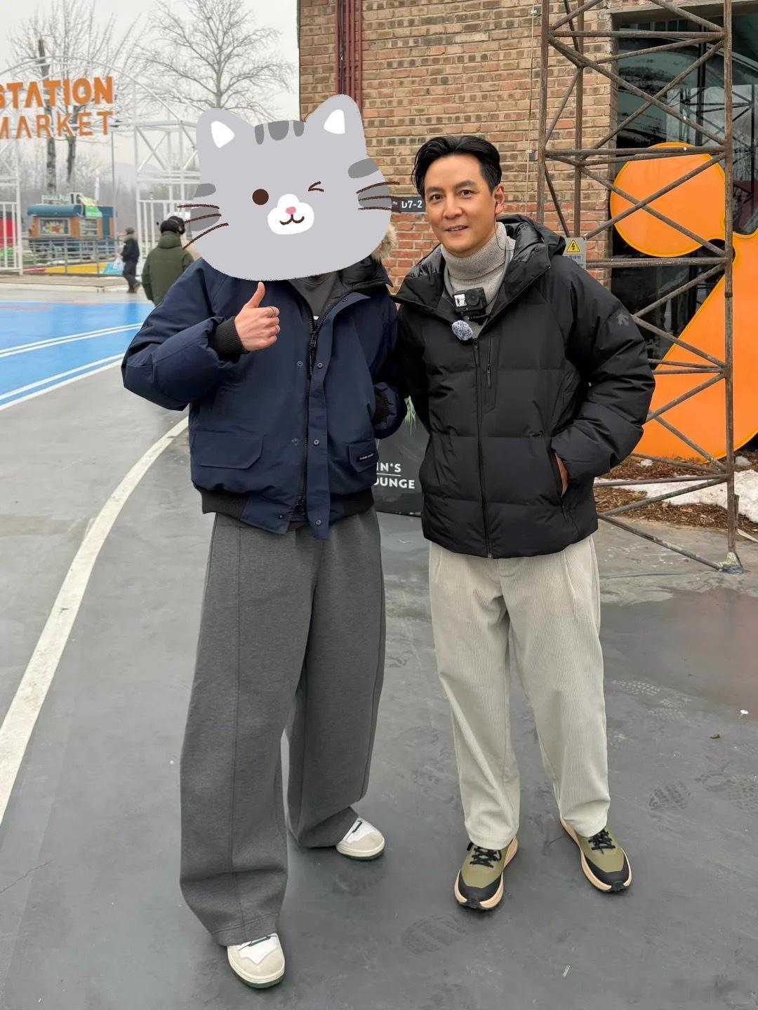 偶遇吴彦祖和路人合影热心市民吴彦祖先生在郎园被众多网友偶遇，他把口罩戴上，眉眼和