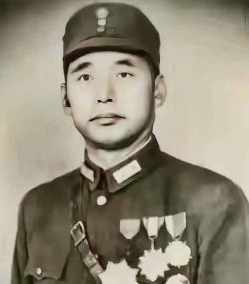他是国民党中将，他抗日有功。淮海战役时，陈毅想争取他带兵起义，加入我军阵营。可他
