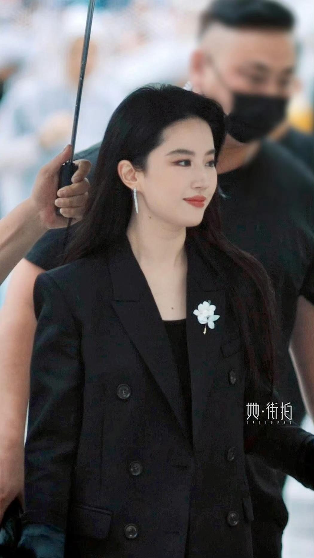 于光而行，感谢刘亦菲带来的治愈与力量……很庆幸一路有你。从你的身上，收获