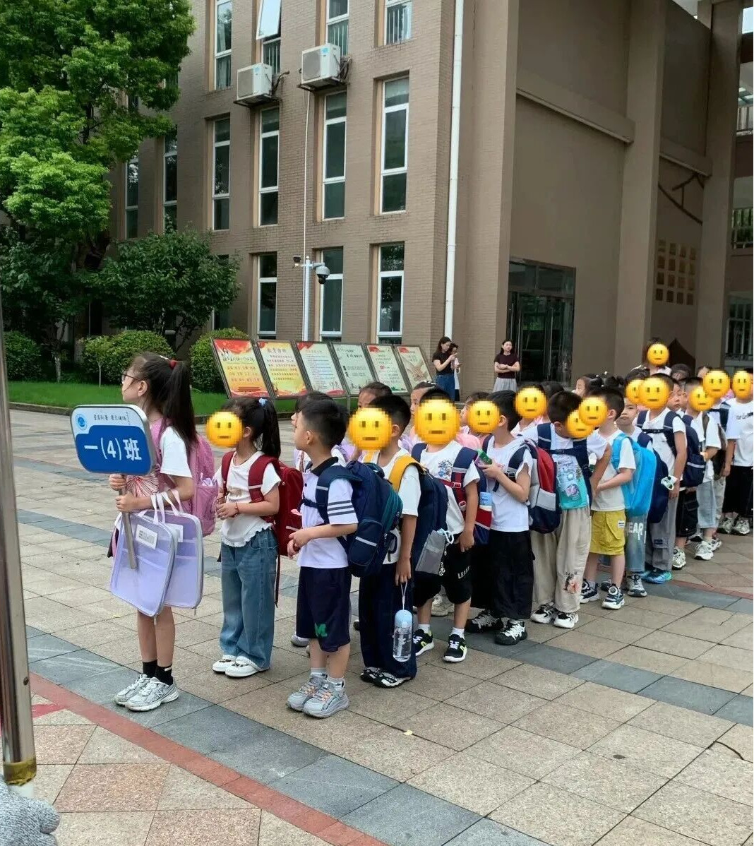 一年级新生，这个身高，注定要坐最后一排～​​​