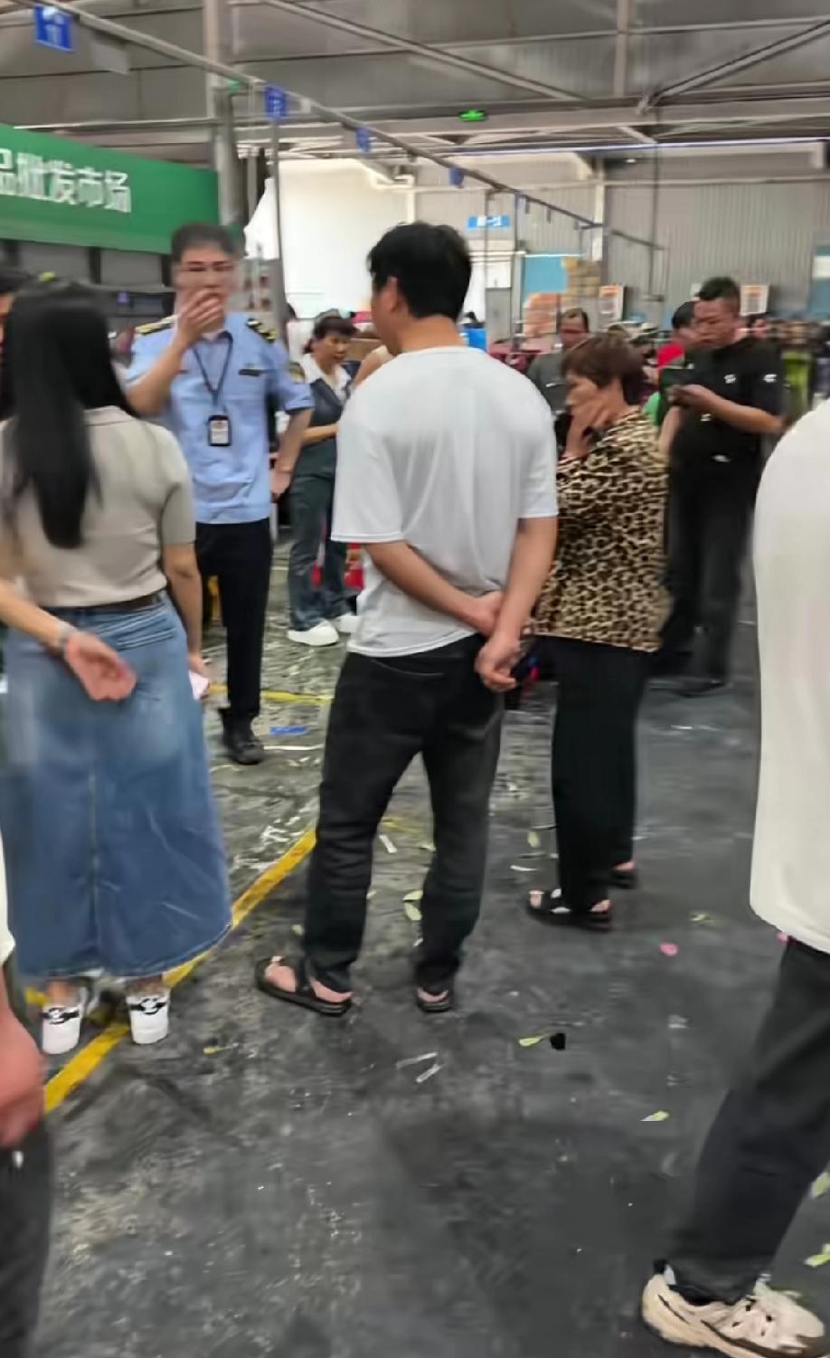 5月16日，浙江宁波某水果市场，网友发视频称:工商部门的工作人员一来，杨梅都不见