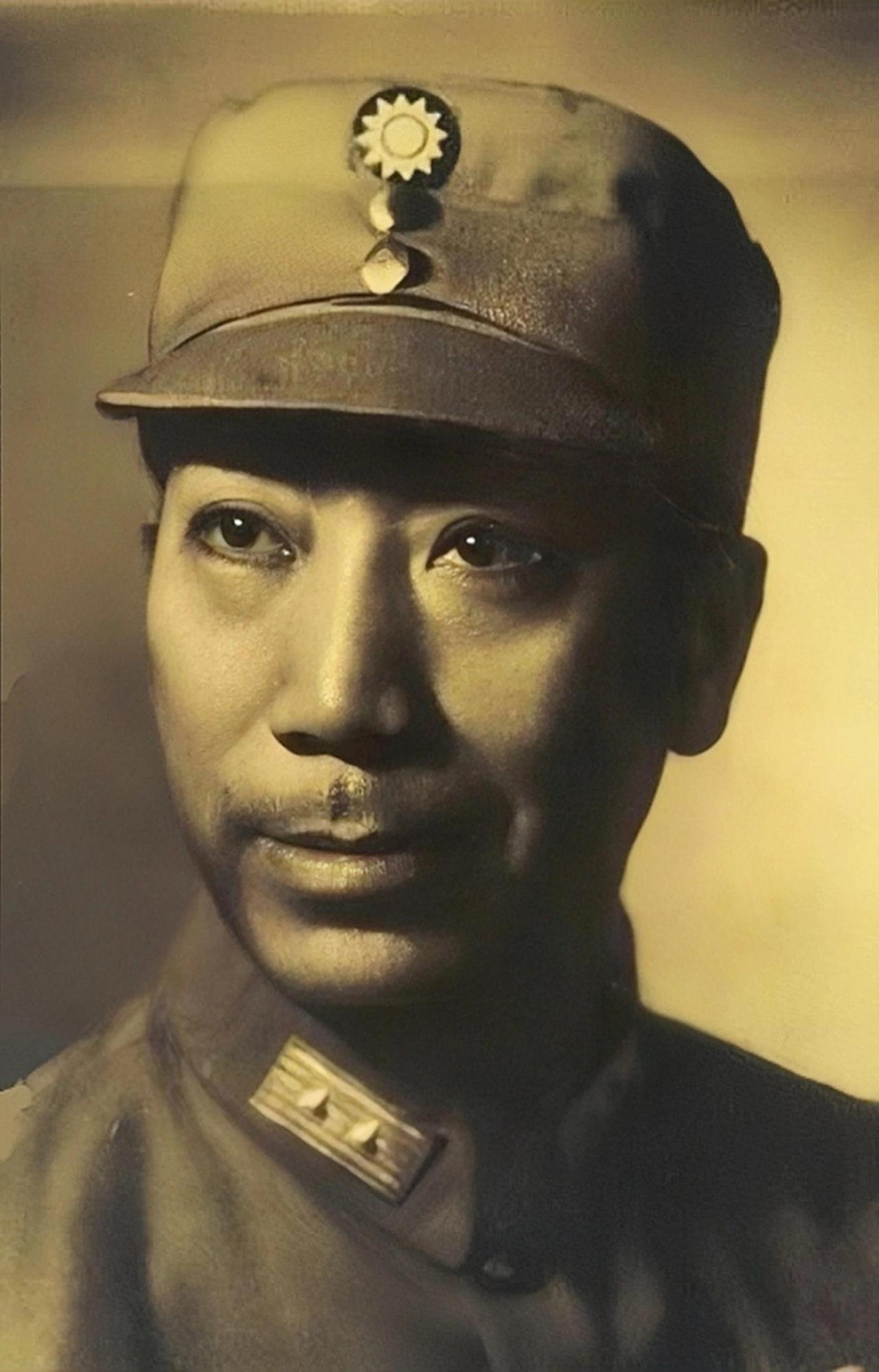 1953年，蒋介石专门召见毛人凤，当面下达强硬指令。要求动用全部资源，务必将戴