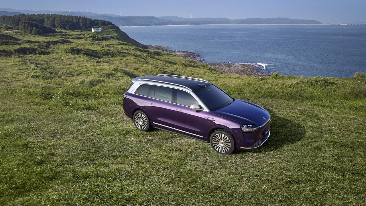 银境紫金瑞红破局传统，问界M9定义豪华色彩新审美高端汽车的色彩长期被黑白灰主导