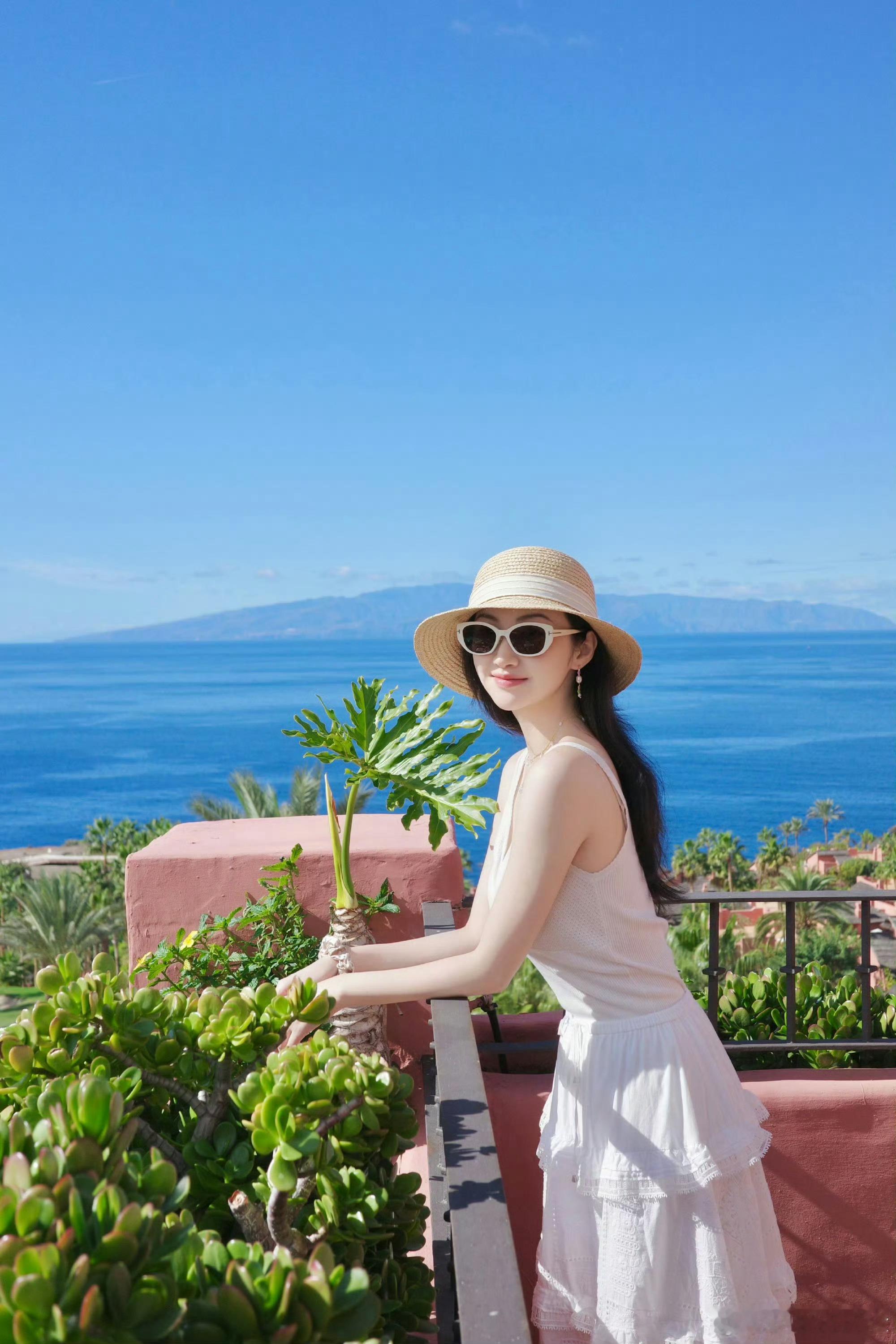 景甜白到发光的旅游照海边旅游照封神！白裙草帽的景甜白到发光，笑容清爽又甜滋滋，