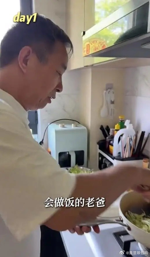 王媛可王雨的双胞胎儿子上初中了，一模一样兄弟就读于北师大附中，大概是考虑到儿子们