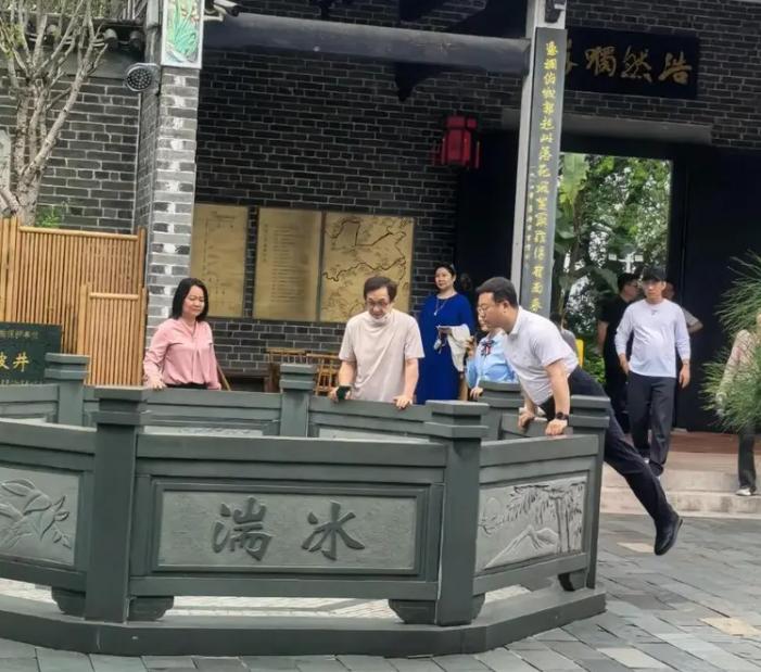 作为享誉全球的功夫巨星，成龙一直以爱国担当与正能量形象深入人心，如今72岁的