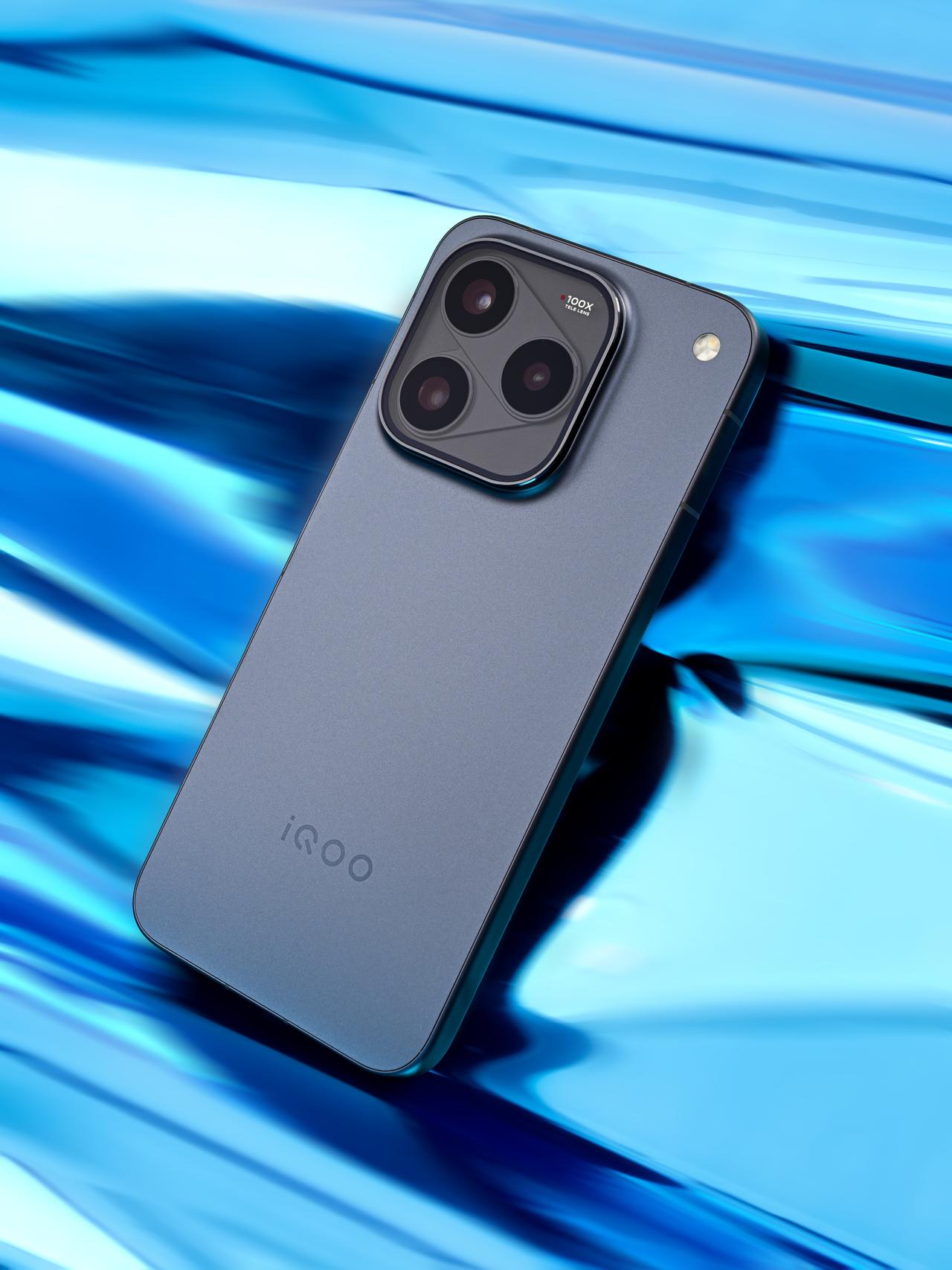 iQOO16的「赛道」配色，不是那种张扬电竞风，黑底里透紫，像F1刷紫那一下。