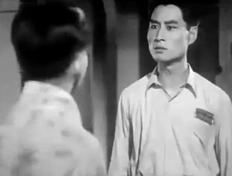 1949年10月28日，重庆大坪刑场，十个人被押上来。目击者回忆，这十个人全都在