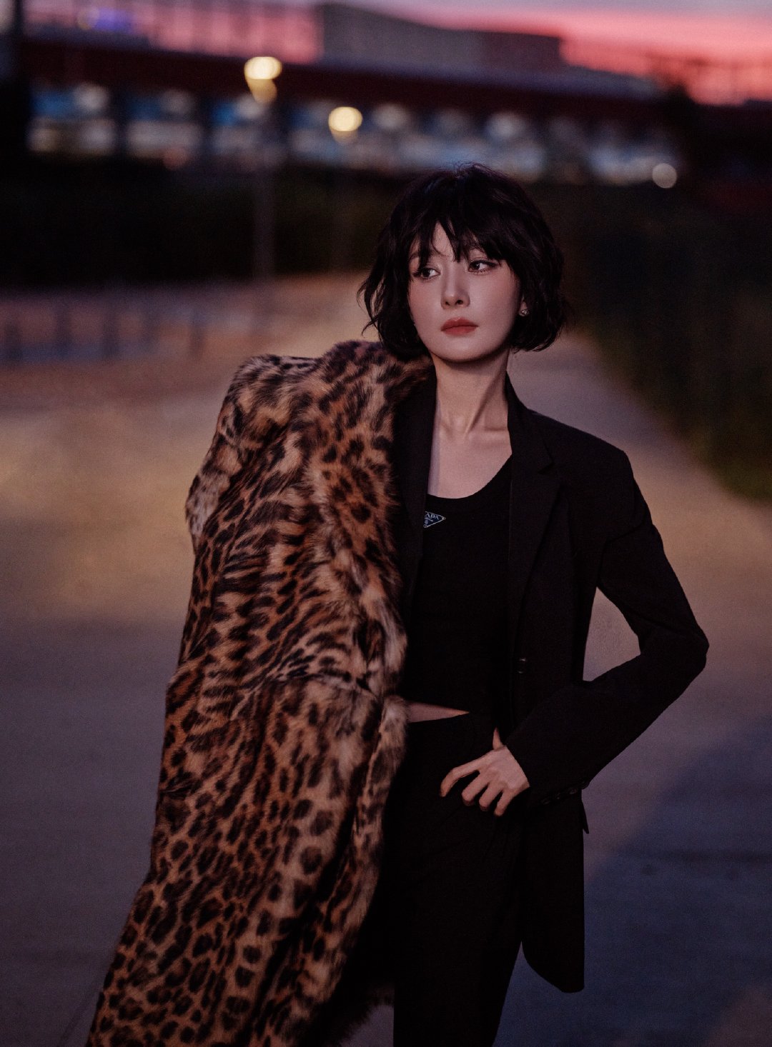 #杨幂#一则热知识：杨幂这一趟米兰时装周，连穿了三套PRADA2026假日系列不仅带来该系列全球首穿
