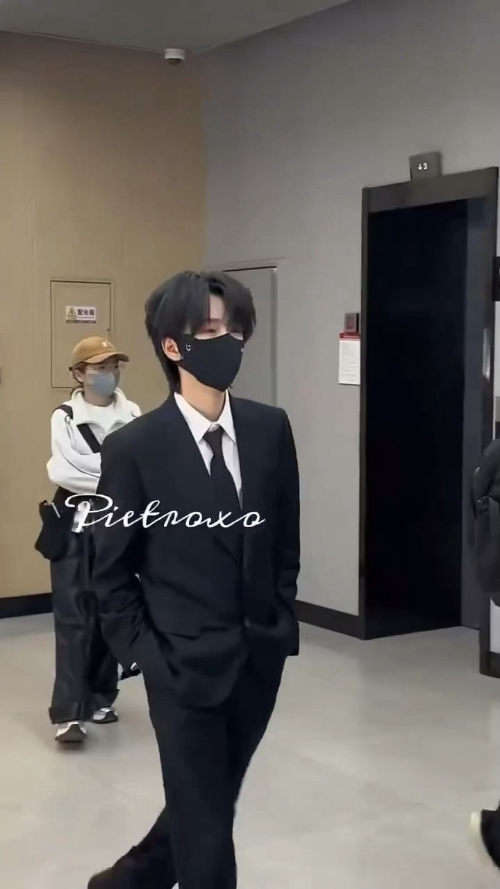 限定大学生贺儿今天毕业答辩！！贺峻霖今天毕业答辩贺峻霖穿黑西装去答辩