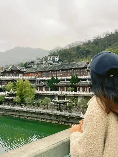 当“特种兵旅行”不香了，年轻人正把贵州当成“精神老家”。不是走马观花拍照就走，