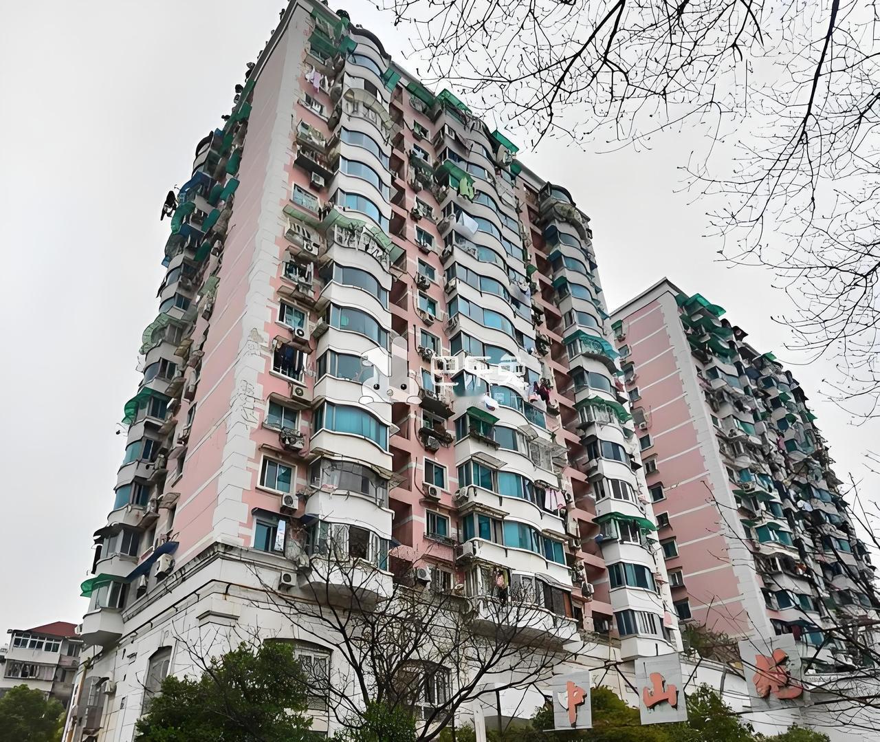 在大家的概念里，法拍房比市场价便宜，但是，南宋御街这套法拍房，9个人抢破头，彻底