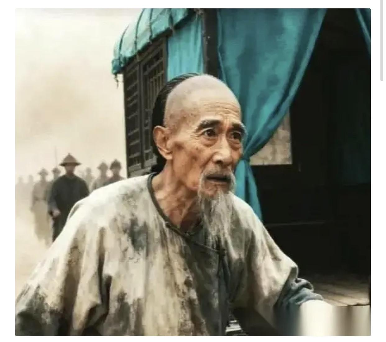 我每次看到这段，后背都发凉。虎门销烟的大英雄林则徐，被贬去新疆的路上，下令把一