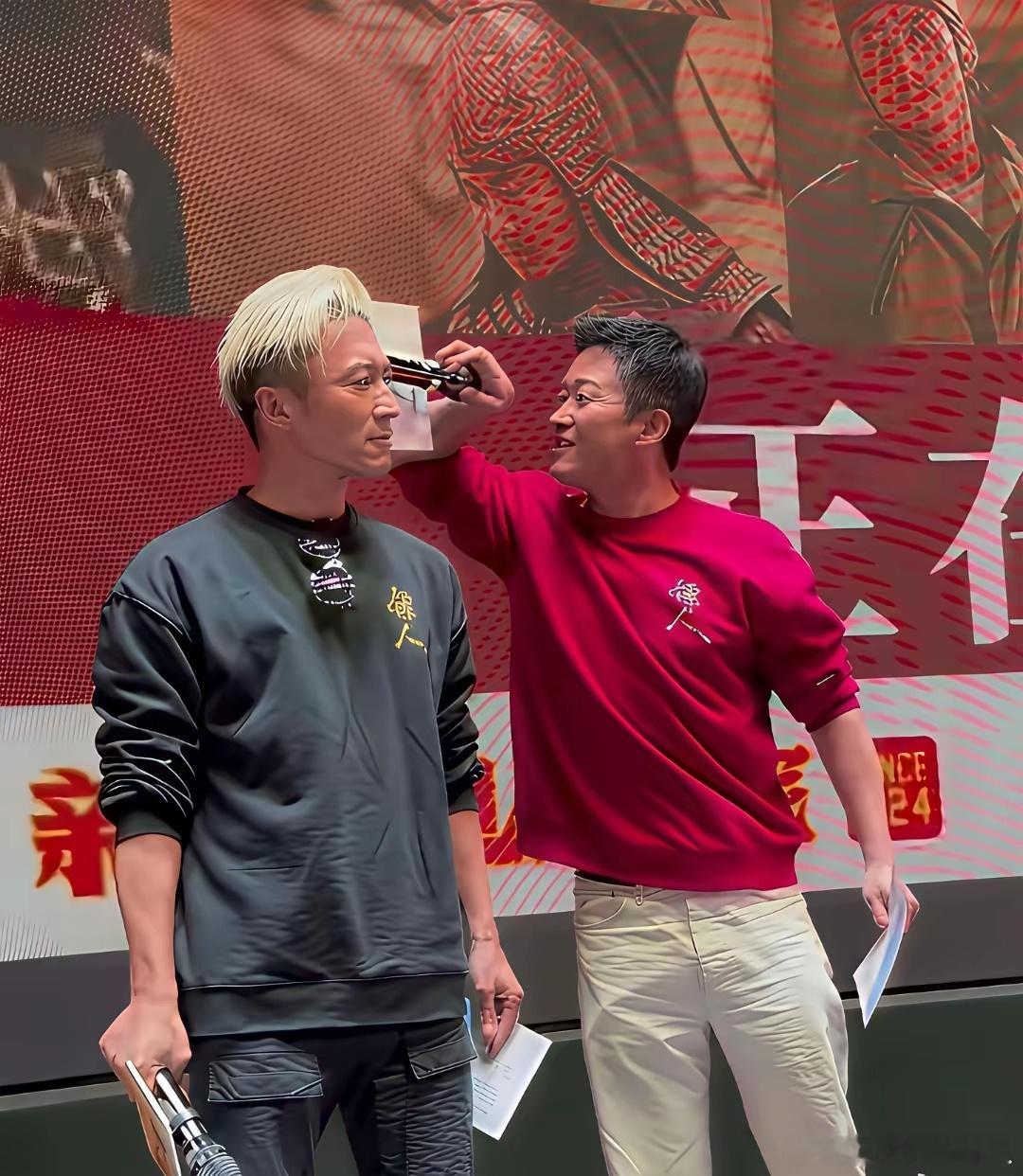 谢霆锋瞅着吴京的那个表情，那架势看着就跟要上手了一样。