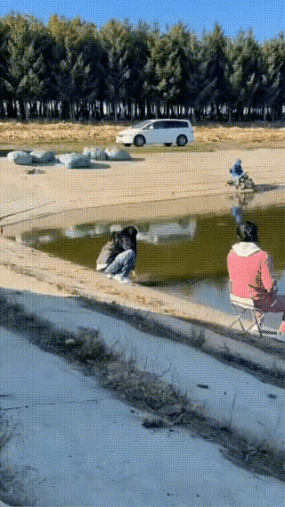 难道鱼儿也好色，竟然朝美少女奔来，看把美女高兴的，逮着一条小鱼，估计不是母的，这