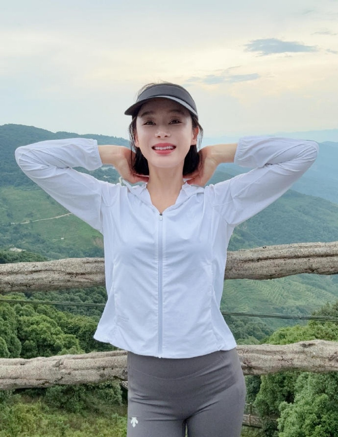 袁姗姗穿瑜伽裤登山不热吗？​​​​