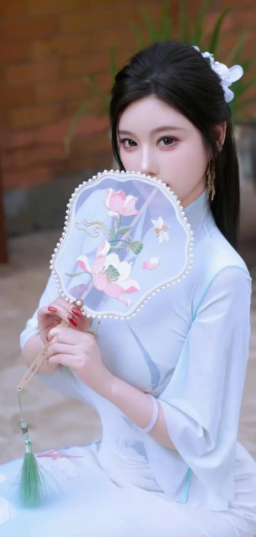 美女壁纸～杨晨晨，一袭清浅素衣，半遮桃花团扇，眉眼含情，温婉如画，尽显东方女子的