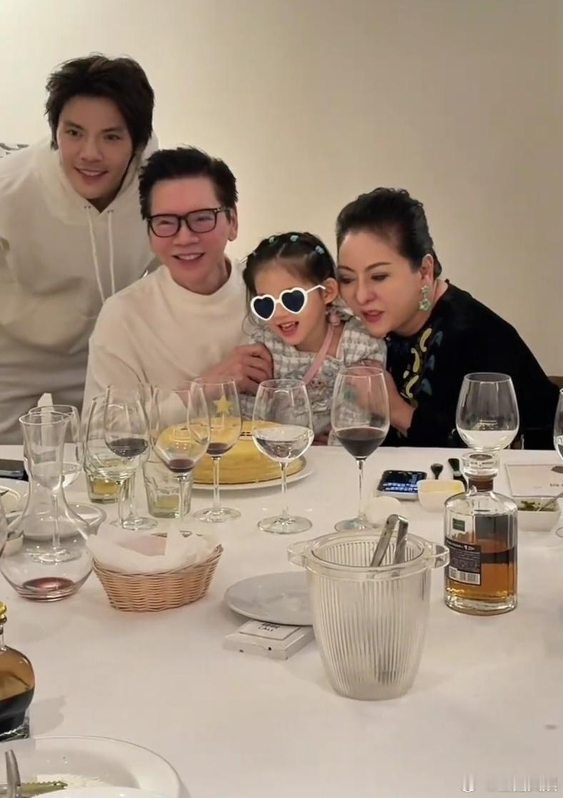 向太一家为向华强庆生向太向华强抱孙女合照向太一家为向华强庆生，好温馨