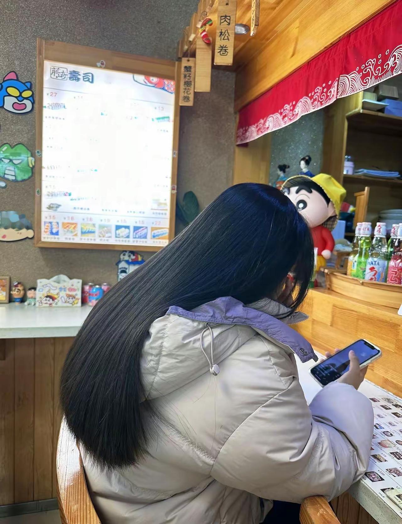 冬日暖阳下，独自享受美食与手机时光🍜📱