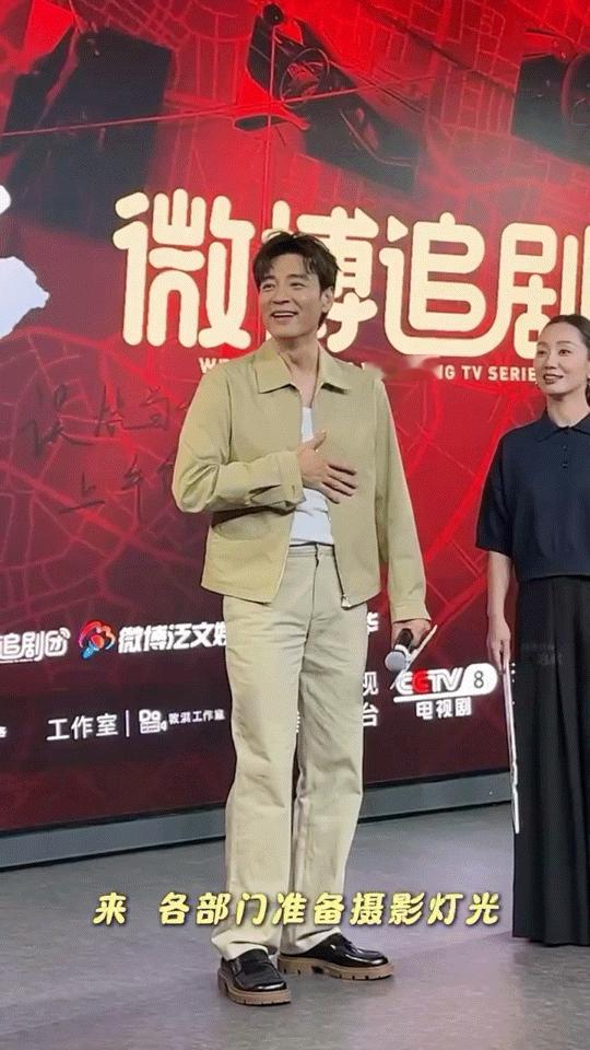 任重教李光洁卖萌把我功德笑没了嘿，任重教李光洁卖萌那场面绝了呀！任重撒娇超自然