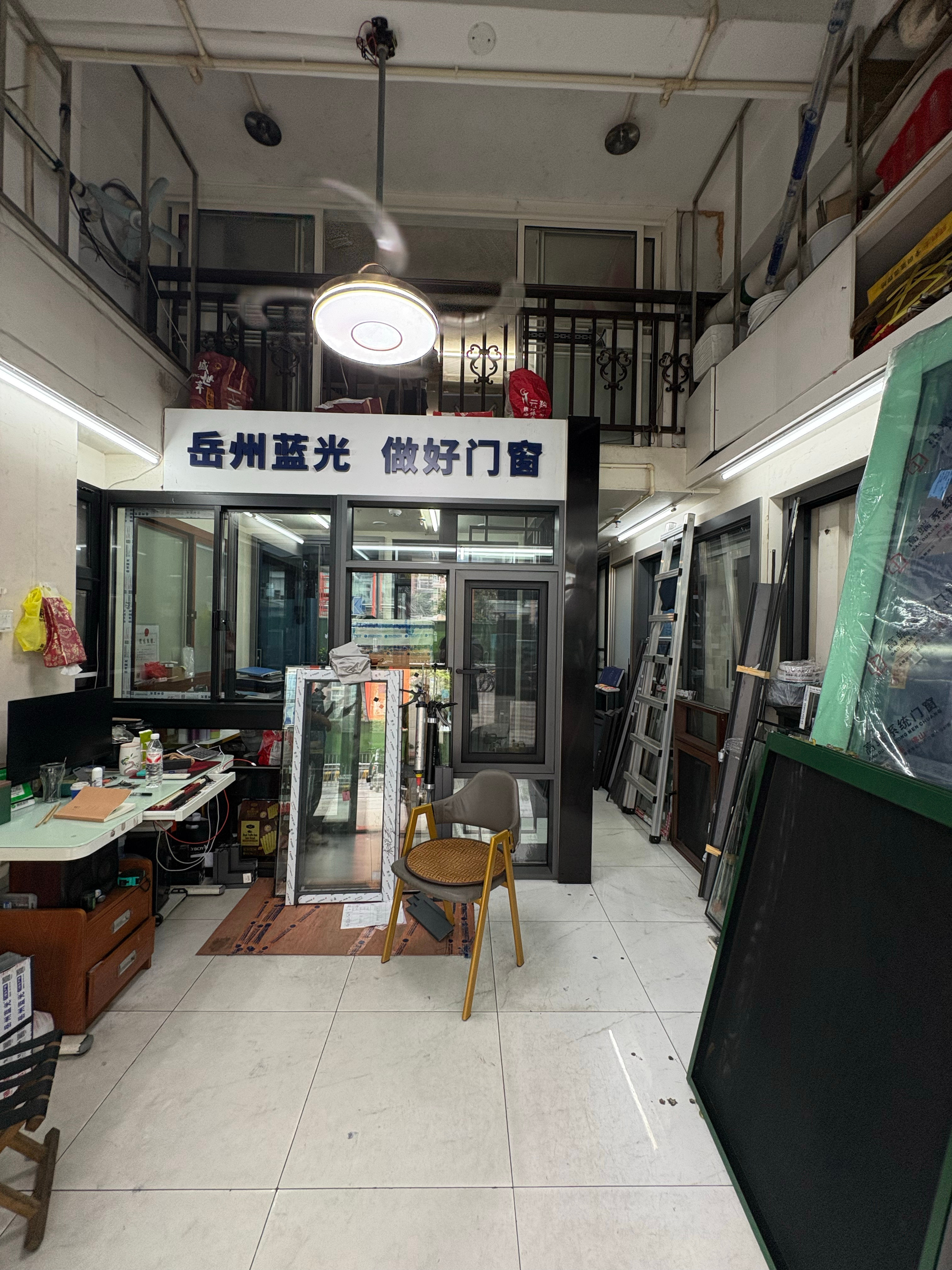 铝合金窗户边老板终于来了，我以为他都不想做生意了。原来之前的房子也是他装的……我