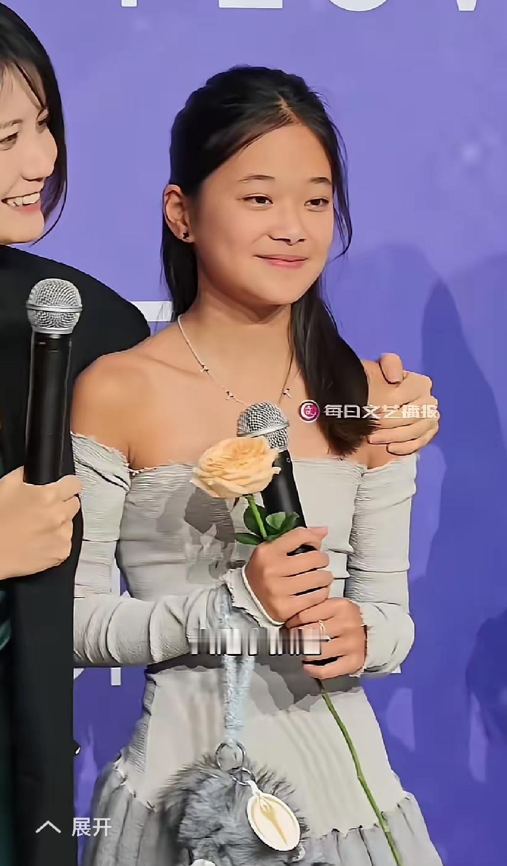 梅婷12岁的女儿出道了，没有妈妈的陪伴，也独闯天下！小姑娘叫曾慕梅，像一个翻版的
