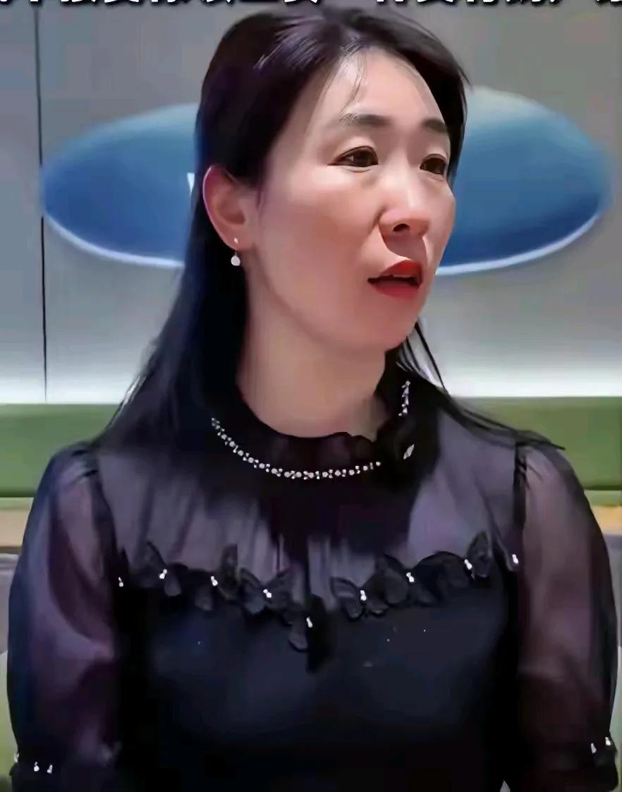 你没发现，江苏朱女士也不是个简单的人。她气质很好，谈吐不俗，说话条理清晰，几