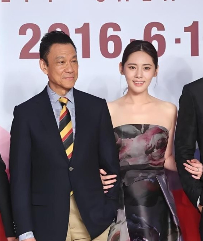 2011年，不顾结婚40年发妻苦苦挽留，65岁的王学圻豪掷200万，果断离婚。一