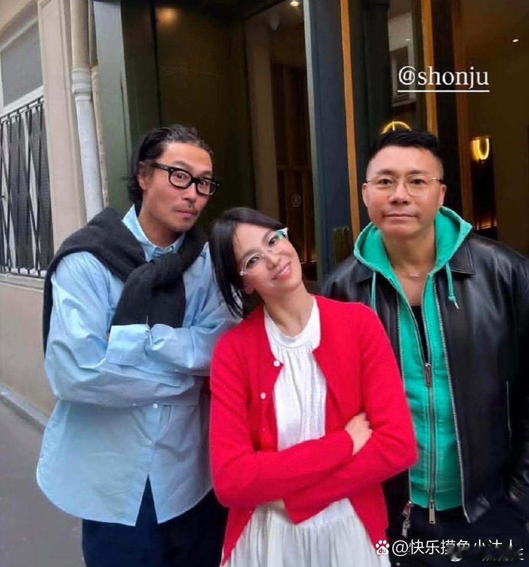 45岁的宋慧乔和俩男性朋友去巴黎玩啦！她真人看着可瘦了，个儿不高，但皮肤老好了，