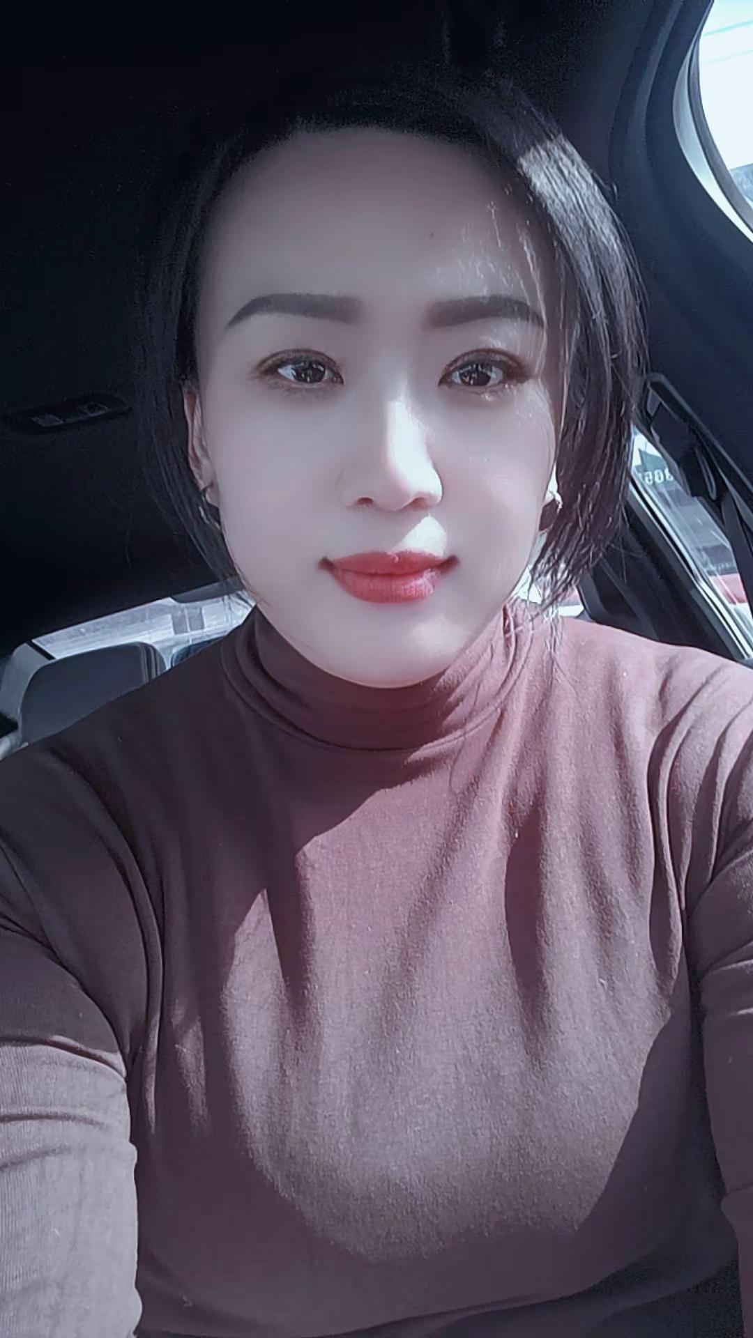 人到中年请不要放弃打扮，美丽是自信也是能量，打扮不是为了取悦他人，而是取悦自己。