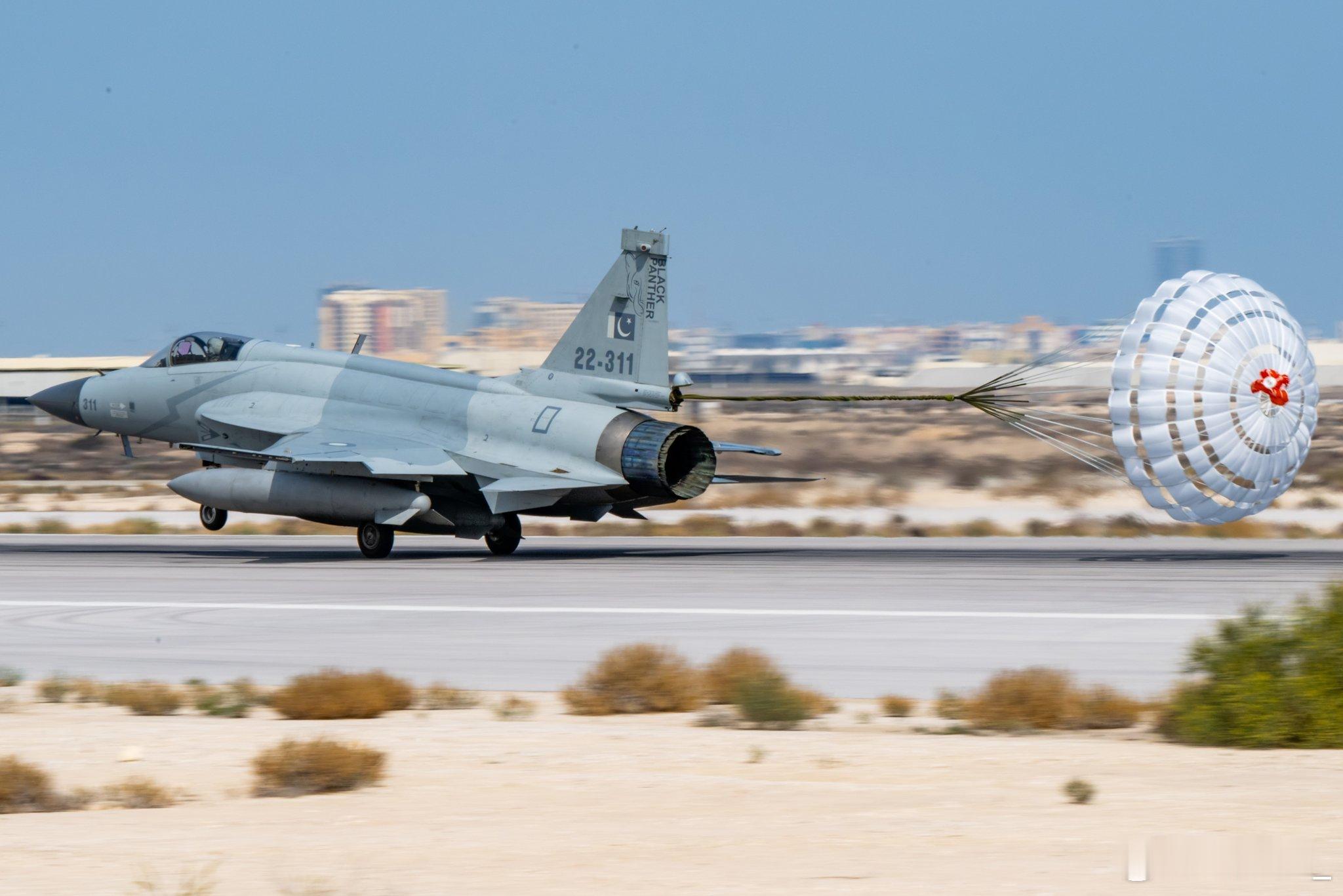 沙特国防部昨天发布声明表示，依照与巴基斯坦签署的双边防御协议，巴方已派遣战斗机和