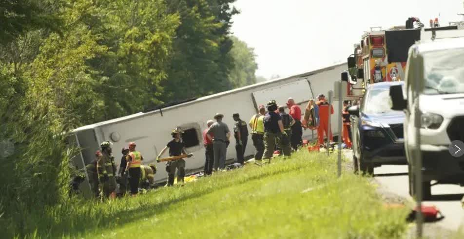 惨烈！载有中国游客大巴纽约翻车！至少4死美国纽约州上州周五发生一起严重交通事