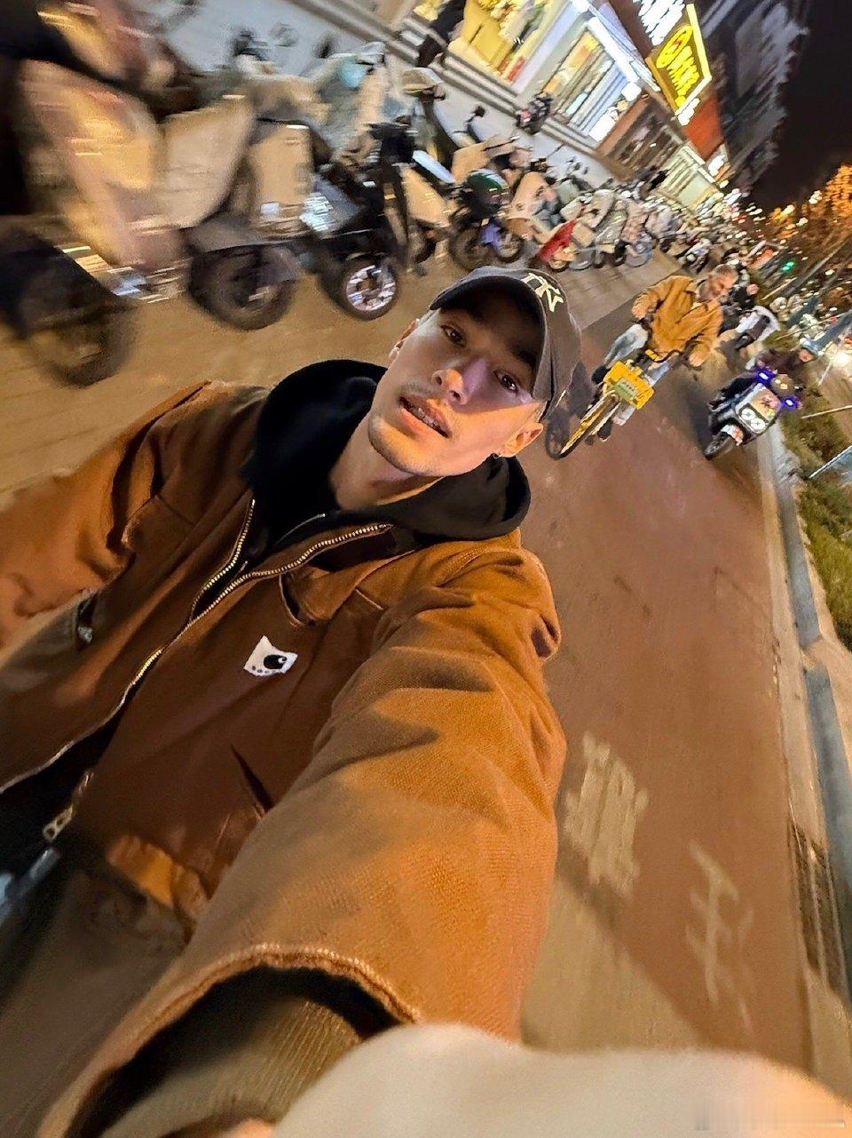 米卡全家都被中国圈粉了又带家人打卡中国了！从故宫、西安到张家界，这次解锁外滩圣